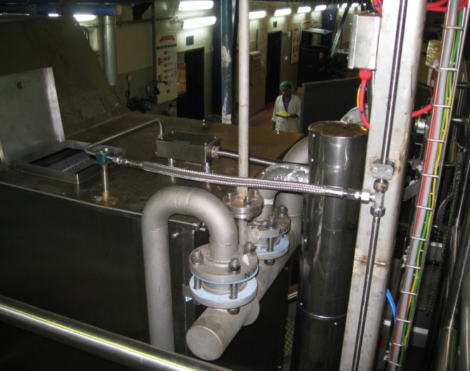 Water mist protection for industrial frying lines